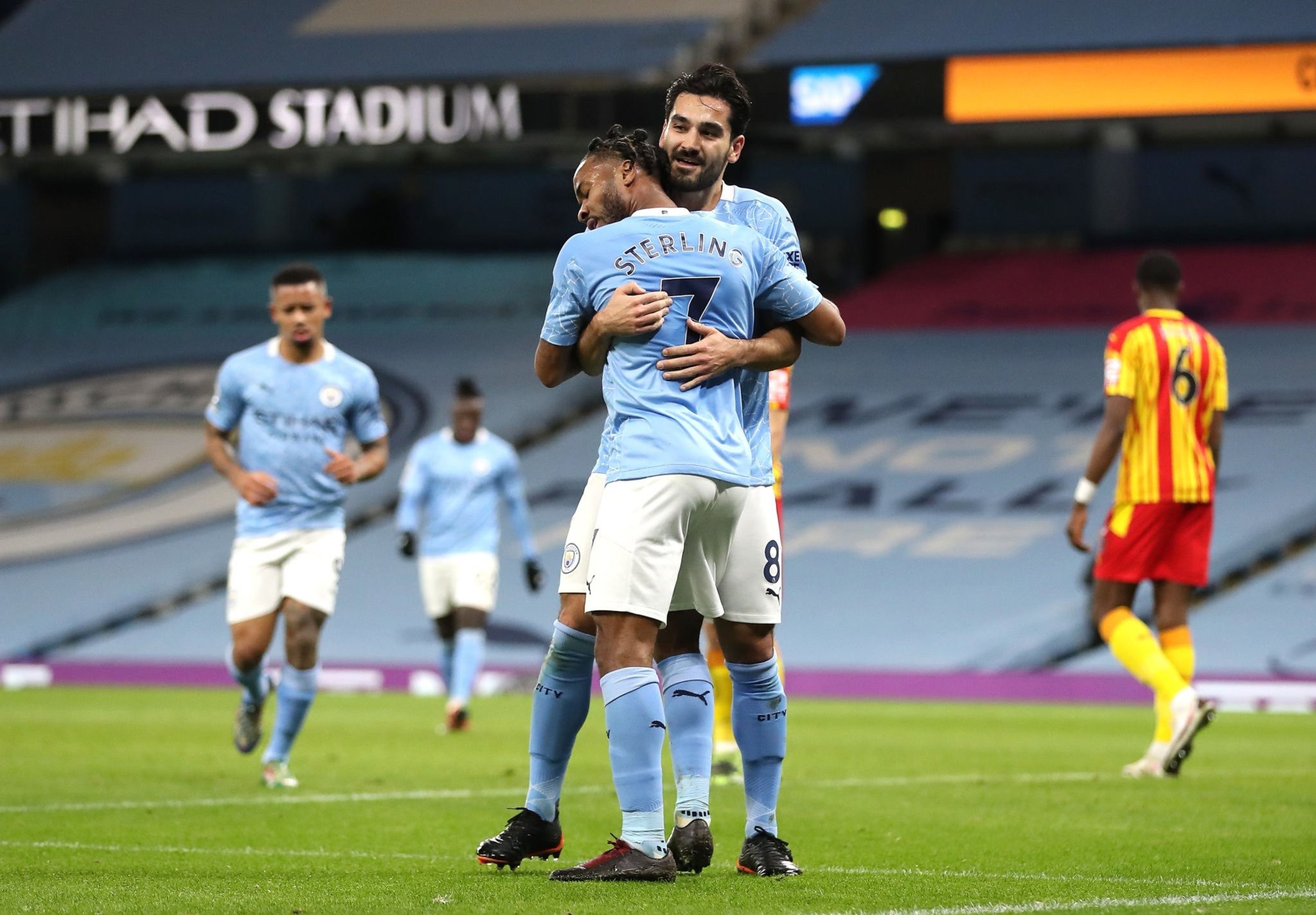 迅速吸引了 迅速吸引了